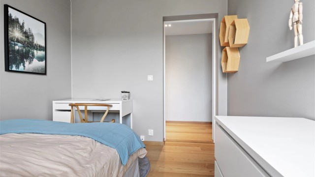 Veggene er malt i duse gråtoner som står godt til parkettgulvene.