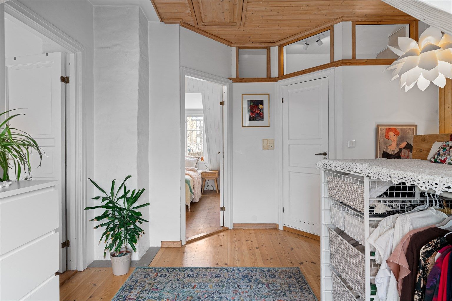 Fra loftstuen er det adkomst til bad og to lune soverom. 