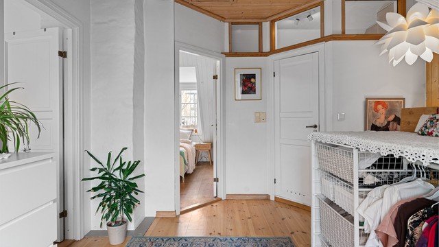 Fra loftstuen er det adkomst til bad og to lune soverom.