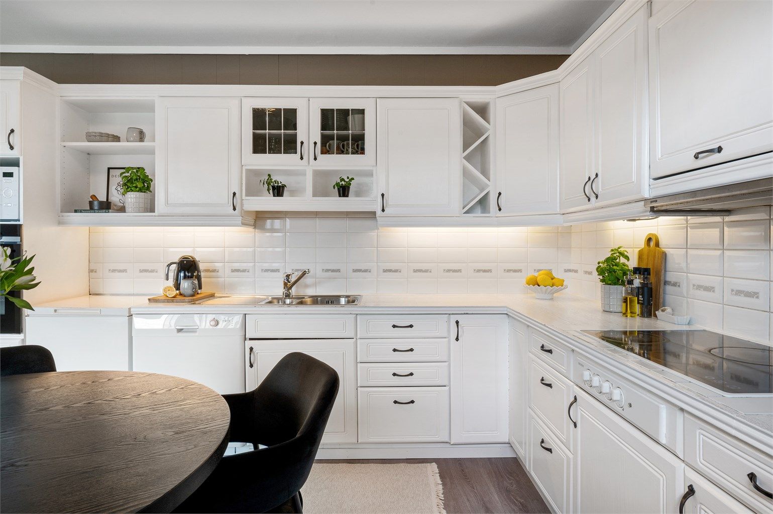 Klassisk kjøkken med profilerte fronter og svært godt med skapplass for oppbevaring.  