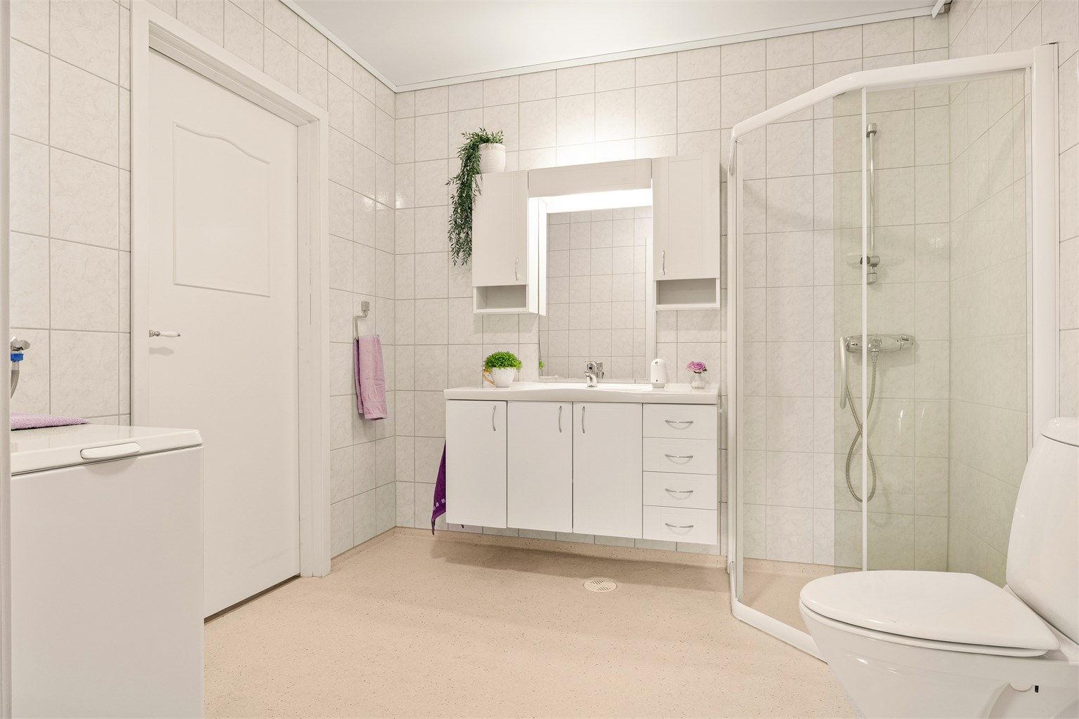 Badet er på 7kvm. Opplegg til vaskemaskin på høyre side av døren.