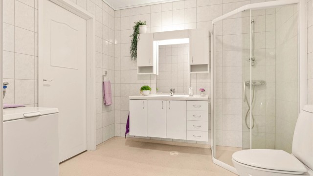 Badet er på 7kvm. Opplegg til vaskemaskin på høyre side av døren.