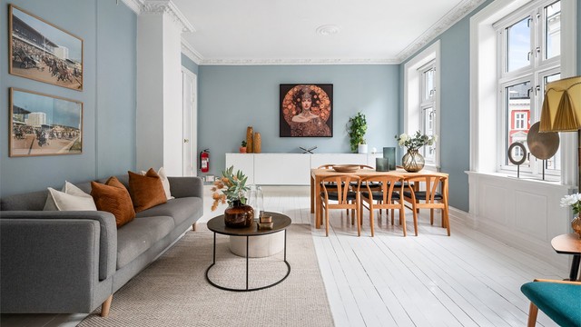 Leiligheten har en god planløsning hvor alle rommene oppleves som romslige. Boligen inneholder entré, stor stue, kjøkken, balkong, bad og to soverom i hver sin ende.