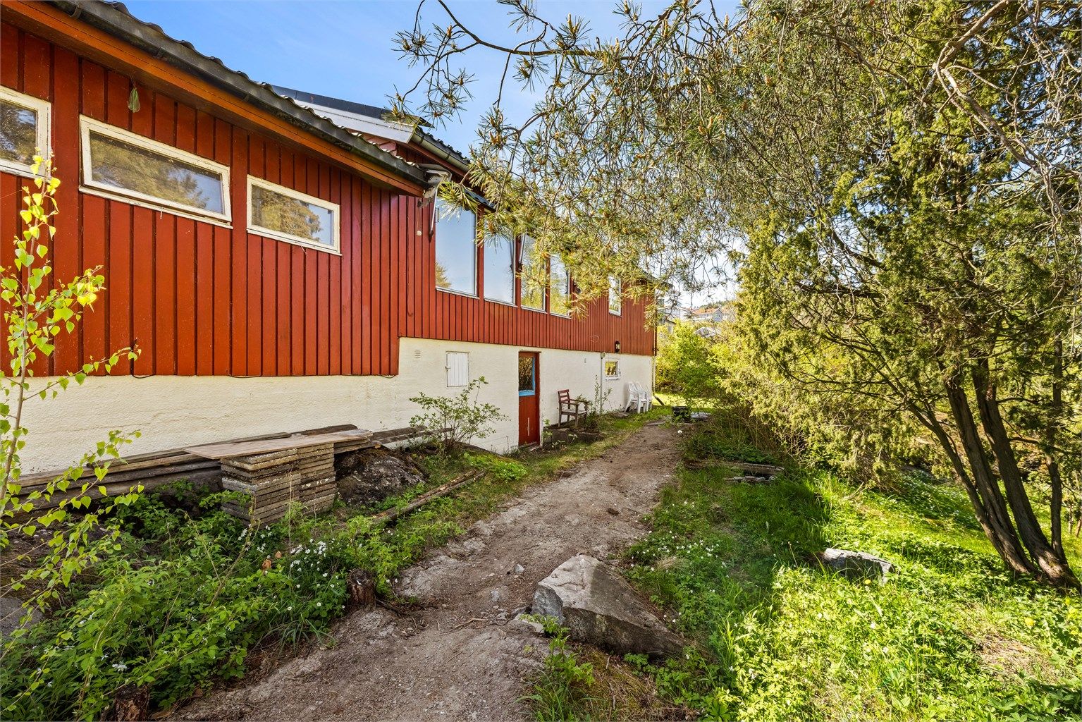 Tomten byr på spennende muligheter for hageentusiasten.