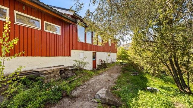 Tomten byr på spennende muligheter for hageentusiasten.