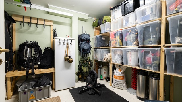 Underetasjen består av flere store boder med rikelig plass for stort og smått.