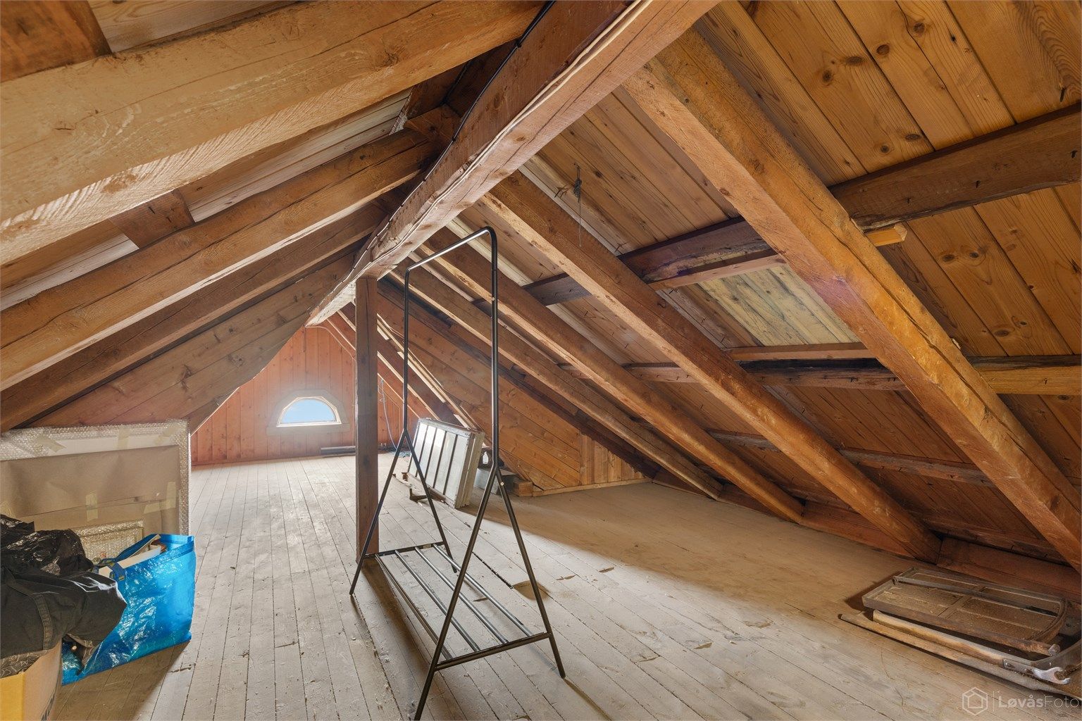 Stort loft med rikelig med lagringsplass. Trapp til loftet fra gangen i 2. etasje