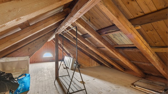 Stort loft med rikelig med lagringsplass. Trapp til loftet fra gangen i 2. etasje
