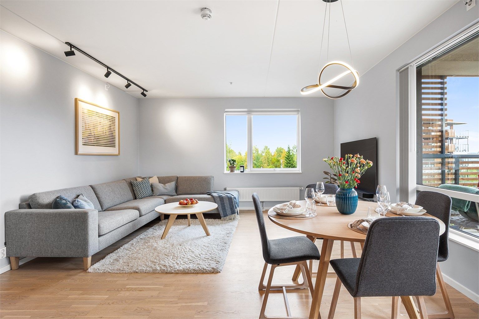 Stuen rommer både spisebord og sofagruppe for sosiale sammenkomster.