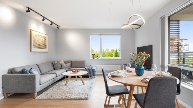 Stuen rommer både spisebord og sofagruppe for sosiale sammenkomster.