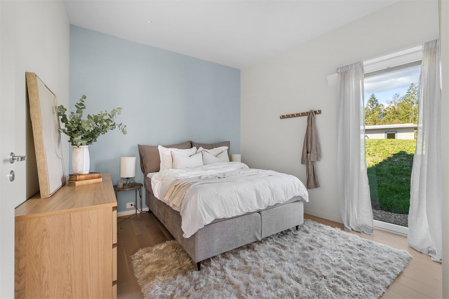 Også dette soverommet har god plass til en dobbeltseng.