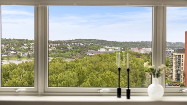 Nydelig utsikt over omkringliggende områder og ned til sjøen.