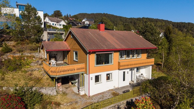 Yttertaket er av steinbelagte stålplater med ukjent alder, men sannsynligvis fra tidlig 2000-tallet