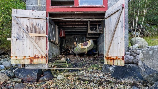 Romslig naust med god plass til båt og utstyr.