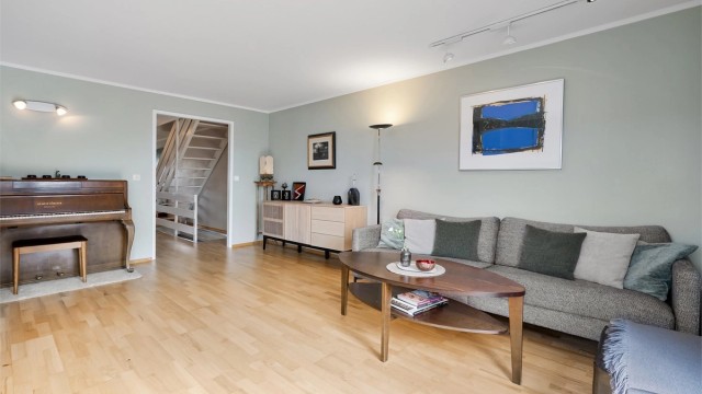 Stuen har gode møbleringsmuligheter med plass for sofagruppe, TV-seksjon, piano eller kanskje et lesehjørne