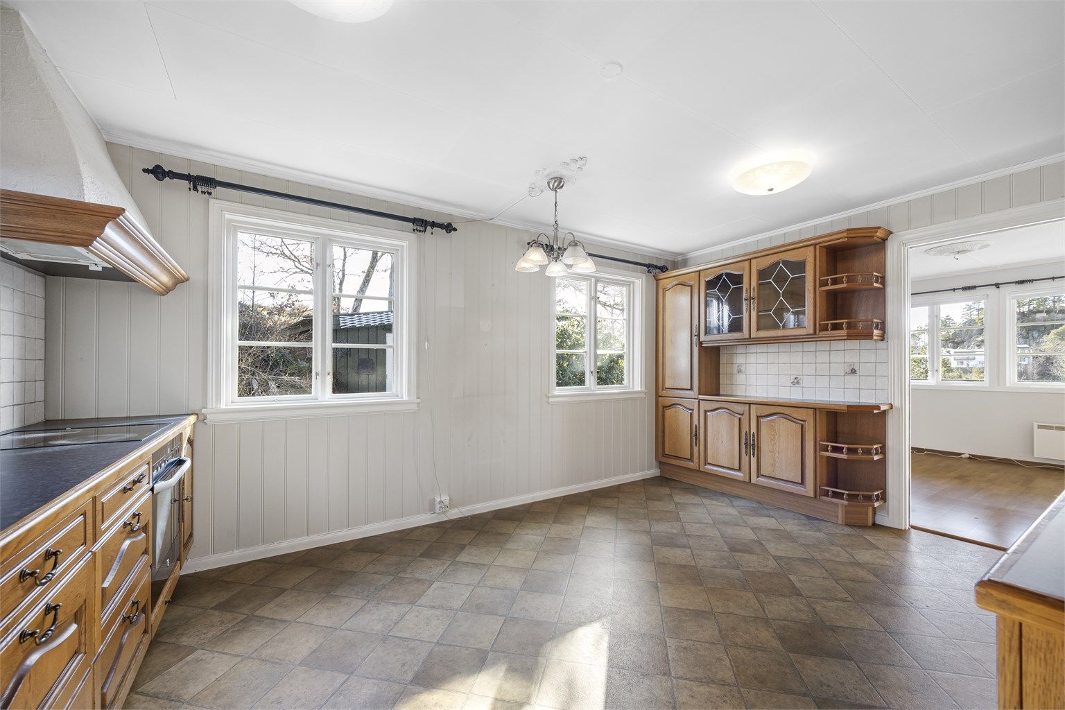 Kjøkkenet er av romslig størrelse. 