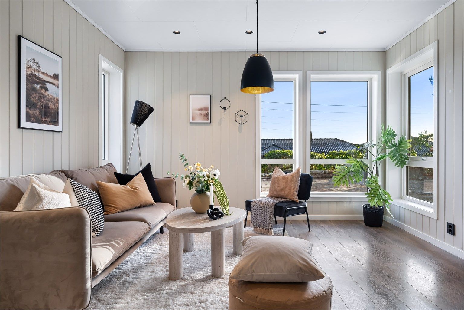 Koselig hjørne av stuen hvor det er naturlig å ha sofagruppe