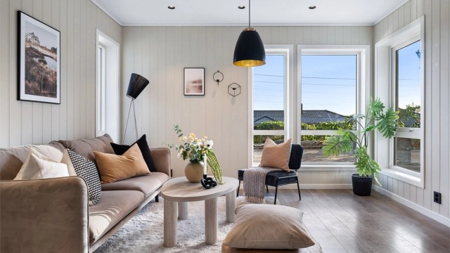 Koselig hjørne av stuen hvor det er naturlig å ha sofagruppe