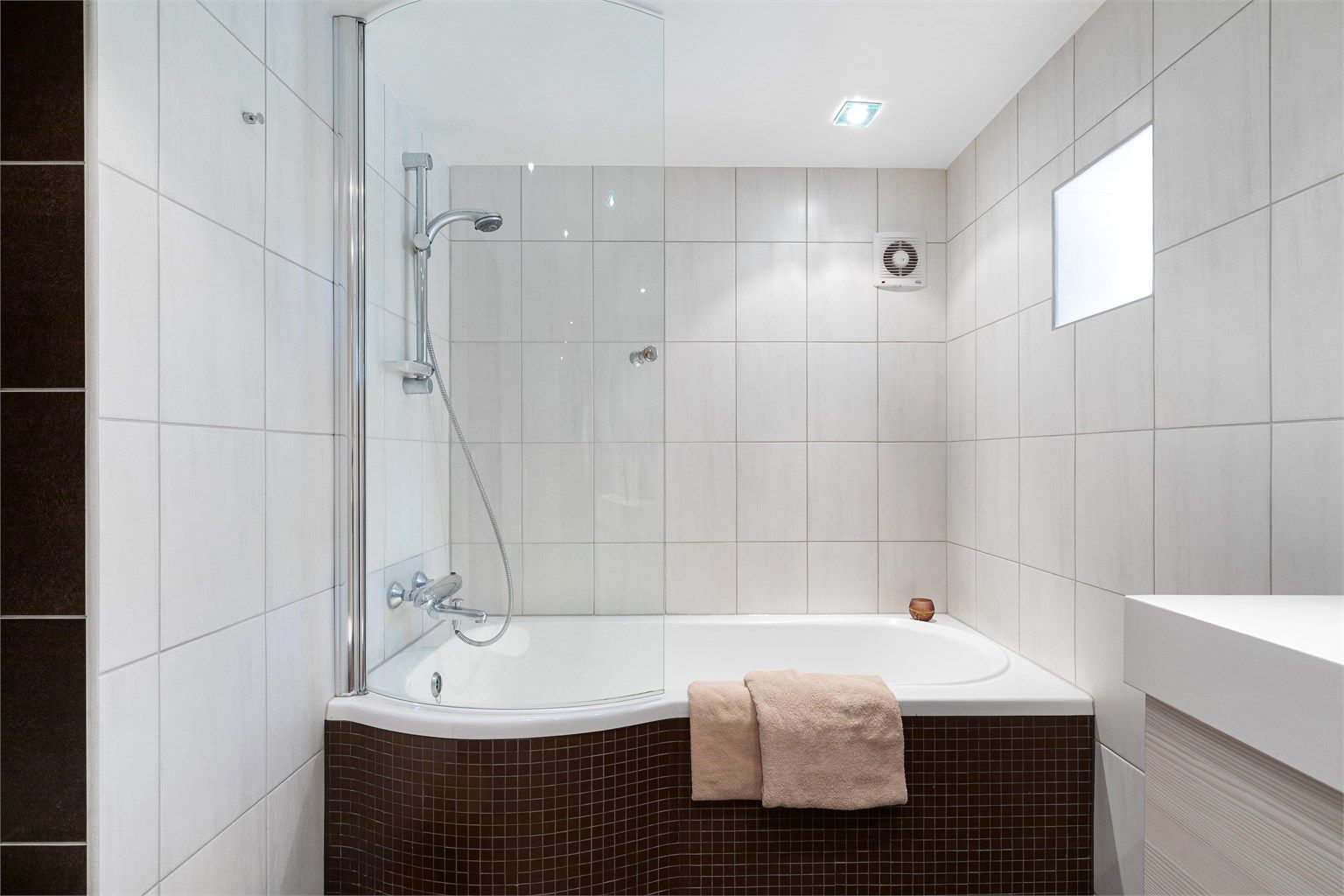 Dusj i badekar, perfekt for barnefamilier