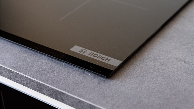 Nedfelt induksjonstopp fra Bosch gir presis og effektiv matlaging.