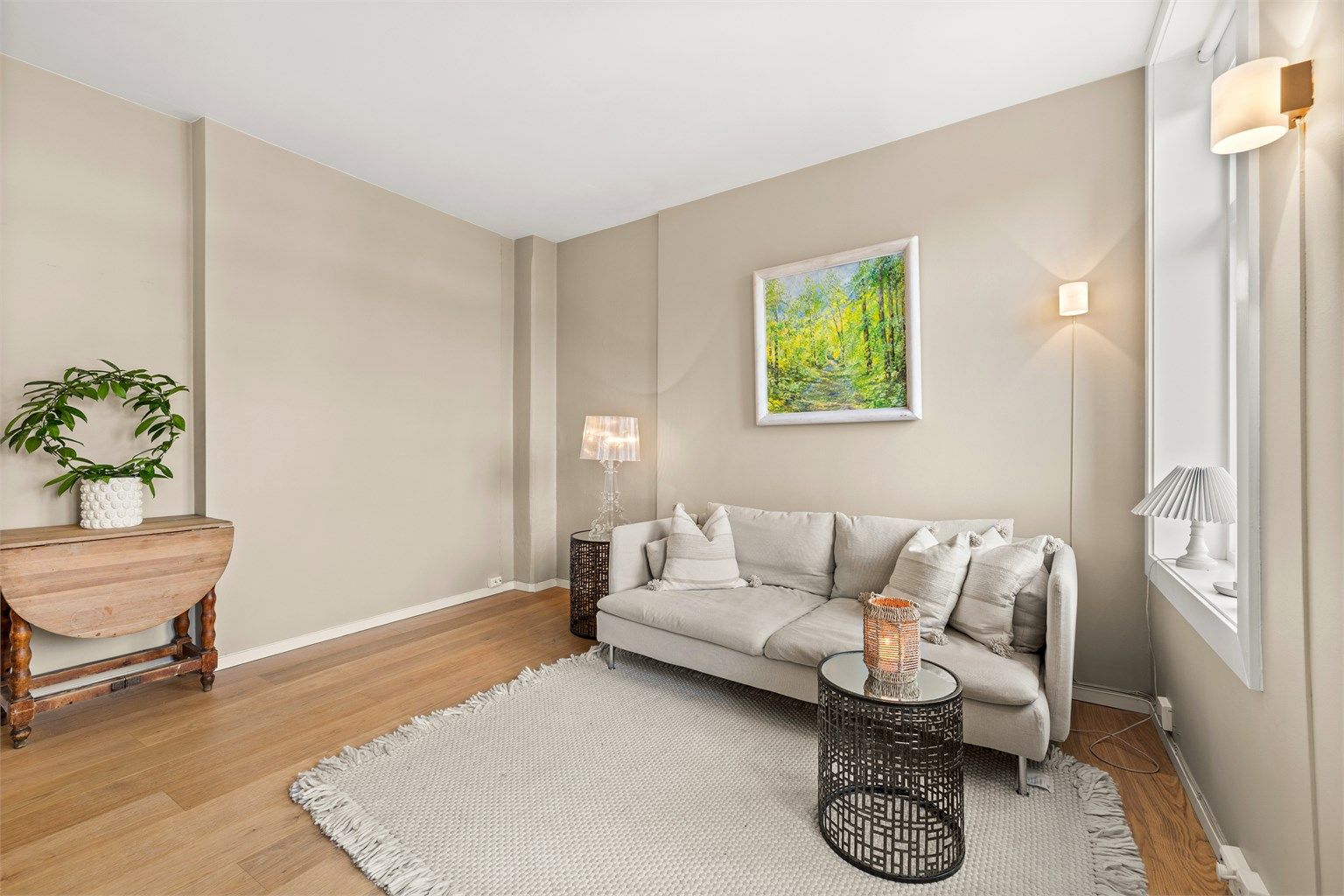 Store vindusflater og god takhøyde gir en lys og luftig atmosfære i oppholdsrommet.