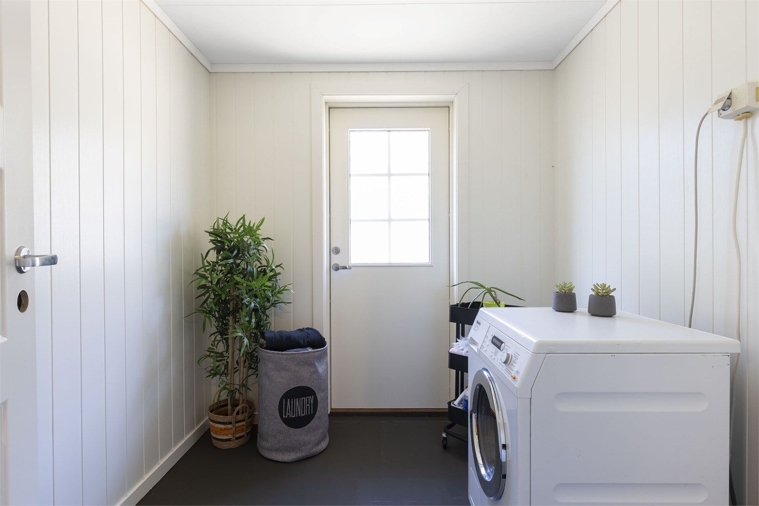 Vaskerommet med egen praktisk inngang.