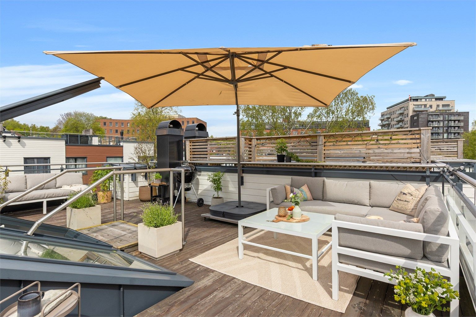 Boligen går over tre plan + takterrasse og byr på gjennomtenkte løsninger med gode lysforhold. (Foto: Petter Tanum/TanumFoto)
