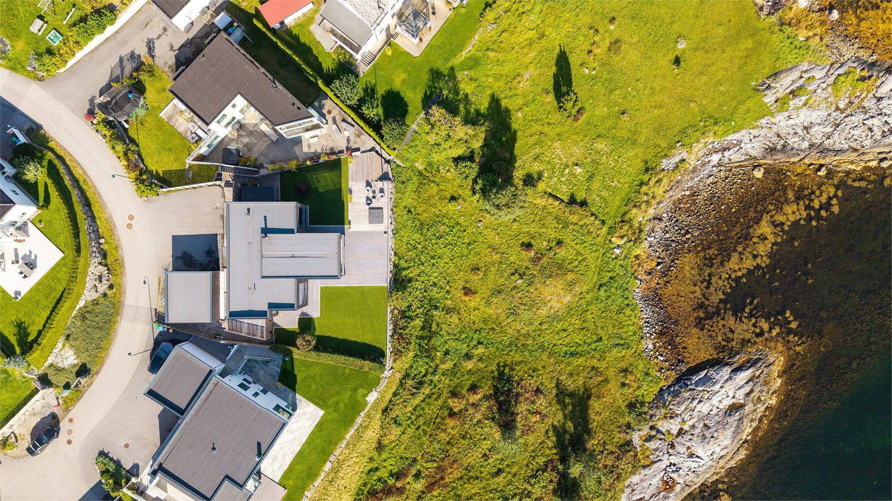 Eiendommen grenser direkte mot friområde og svaberg i strandsonen.