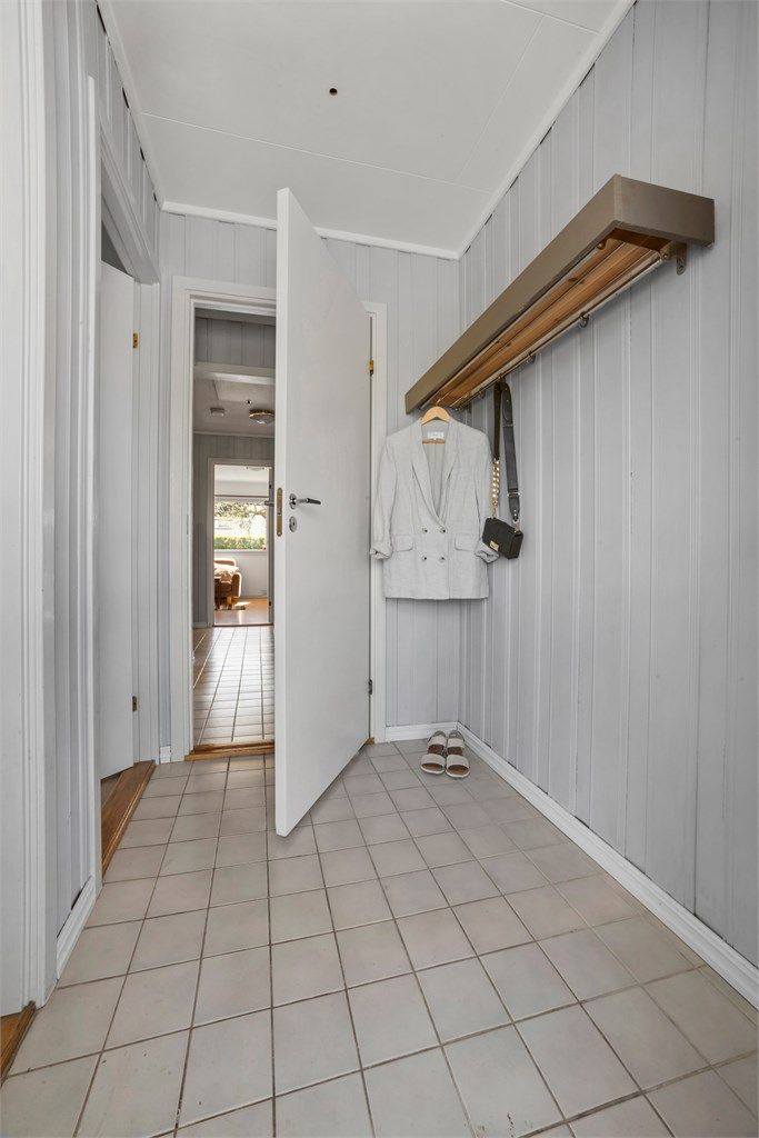 Flislagt entré med varmekabler og vegghengt éntremøbel