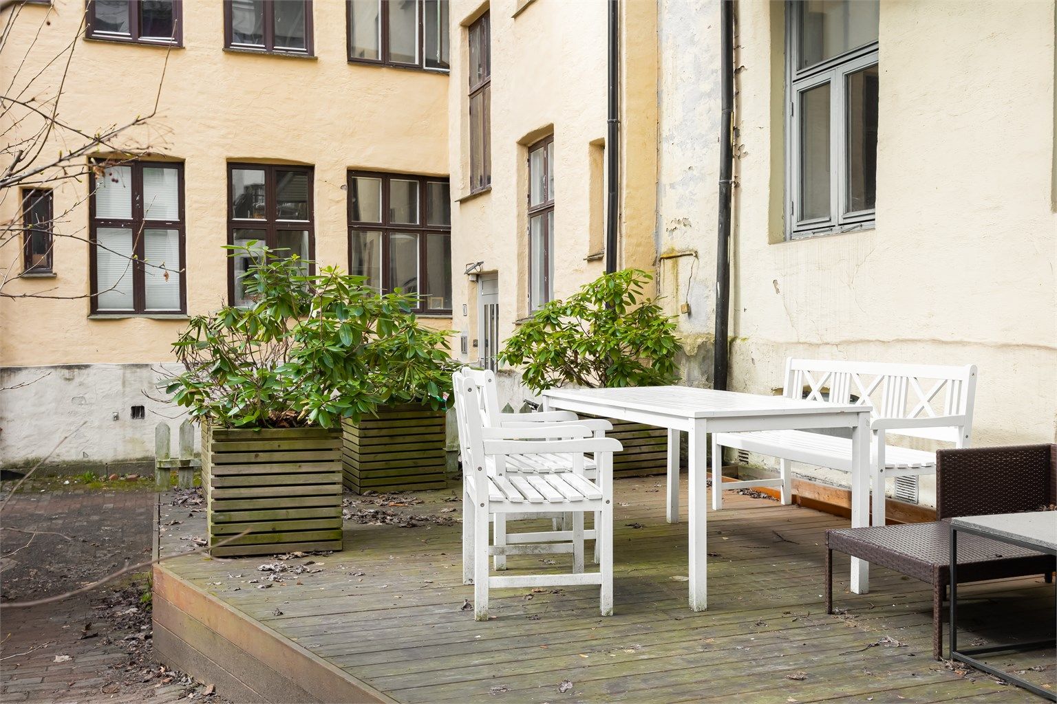 Det er felles sittegrupper og sykkelparkering i bakgården.