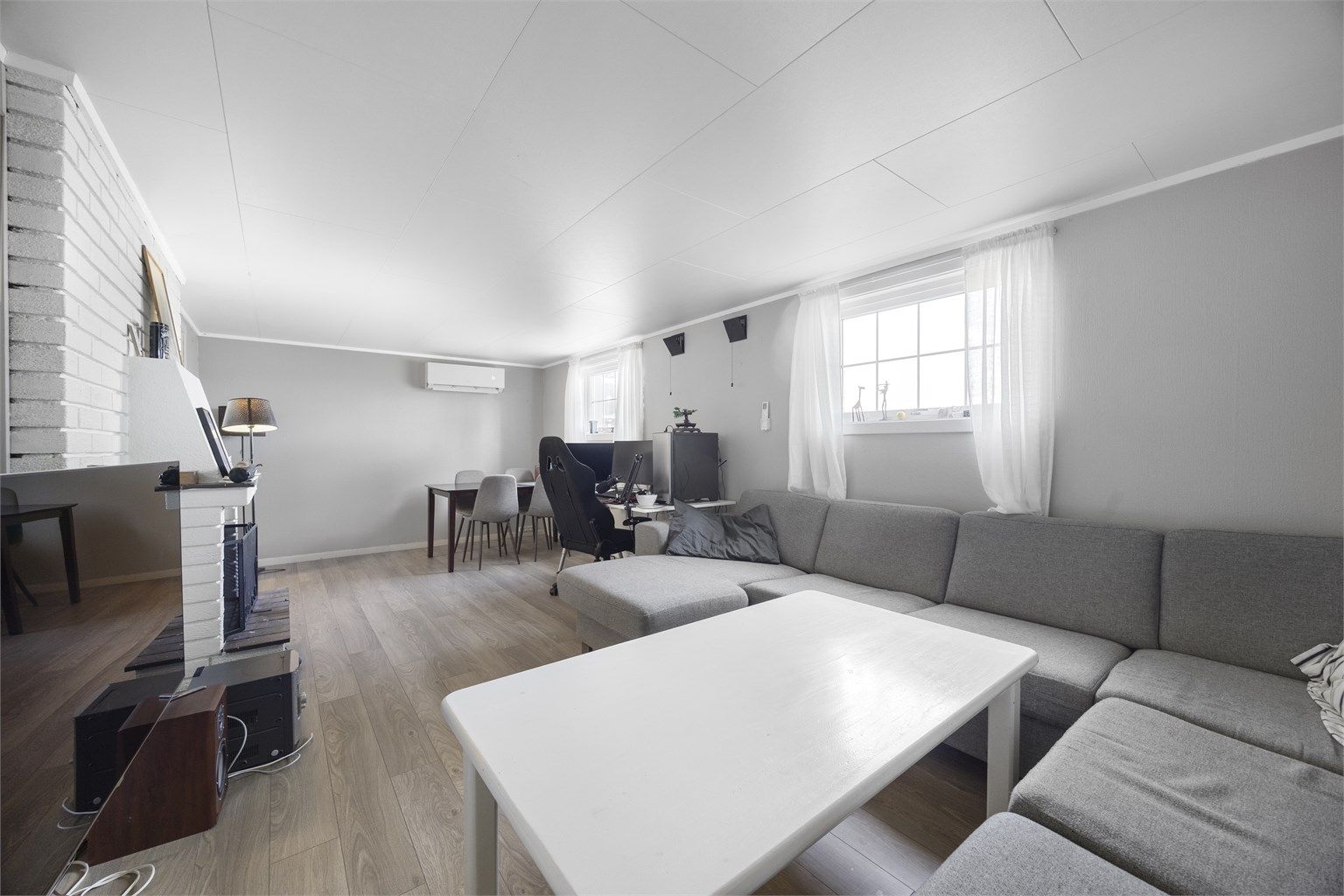 Stort, innredet rom i underetasjen med takhøyde på 2,15 meter. En ny luft-til-luft varmepumpe fra 2023 sørger for effektiv oppvarming.