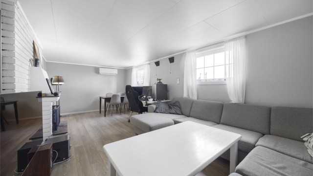 Stort, innredet rom i underetasjen med takhøyde på 2,15 meter. En ny luft-til-luft varmepumpe fra 2023 sørger for effektiv oppvarming.