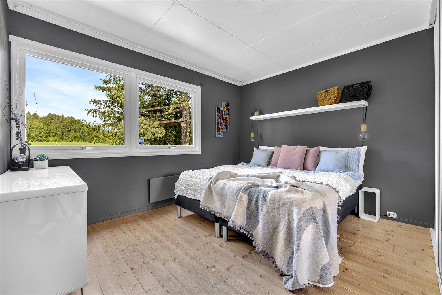 Boligen har totalt fire soverom i hovedetasjen. Dette er boligens hovedsoverom, med flott utsikt og godt med skapplass.