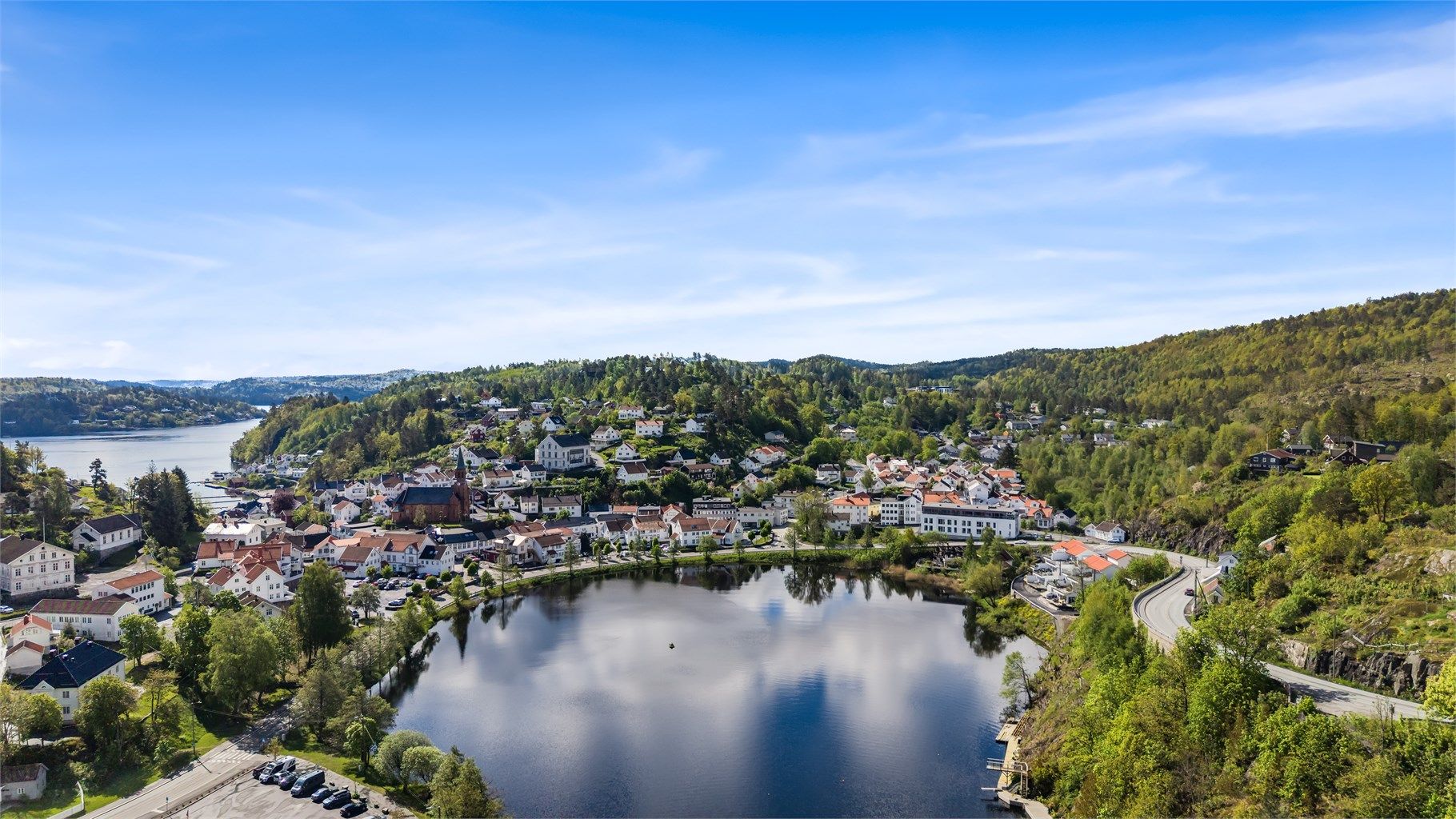 Luftfoto som viser den idylliske beliggenheten ved Tvedestrandfjorden.