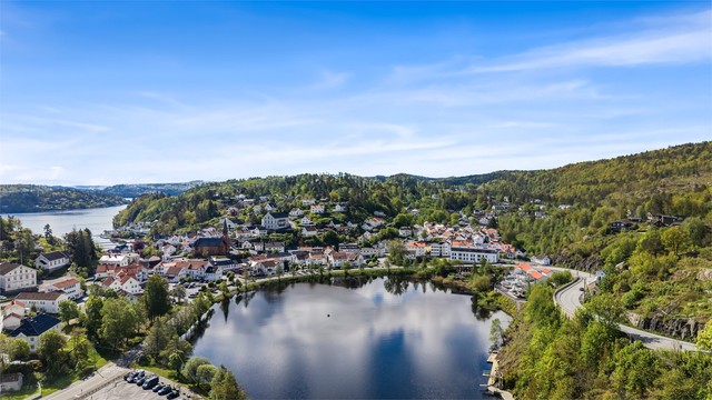 Luftfoto som viser den idylliske beliggenheten ved Tvedestrandfjorden.