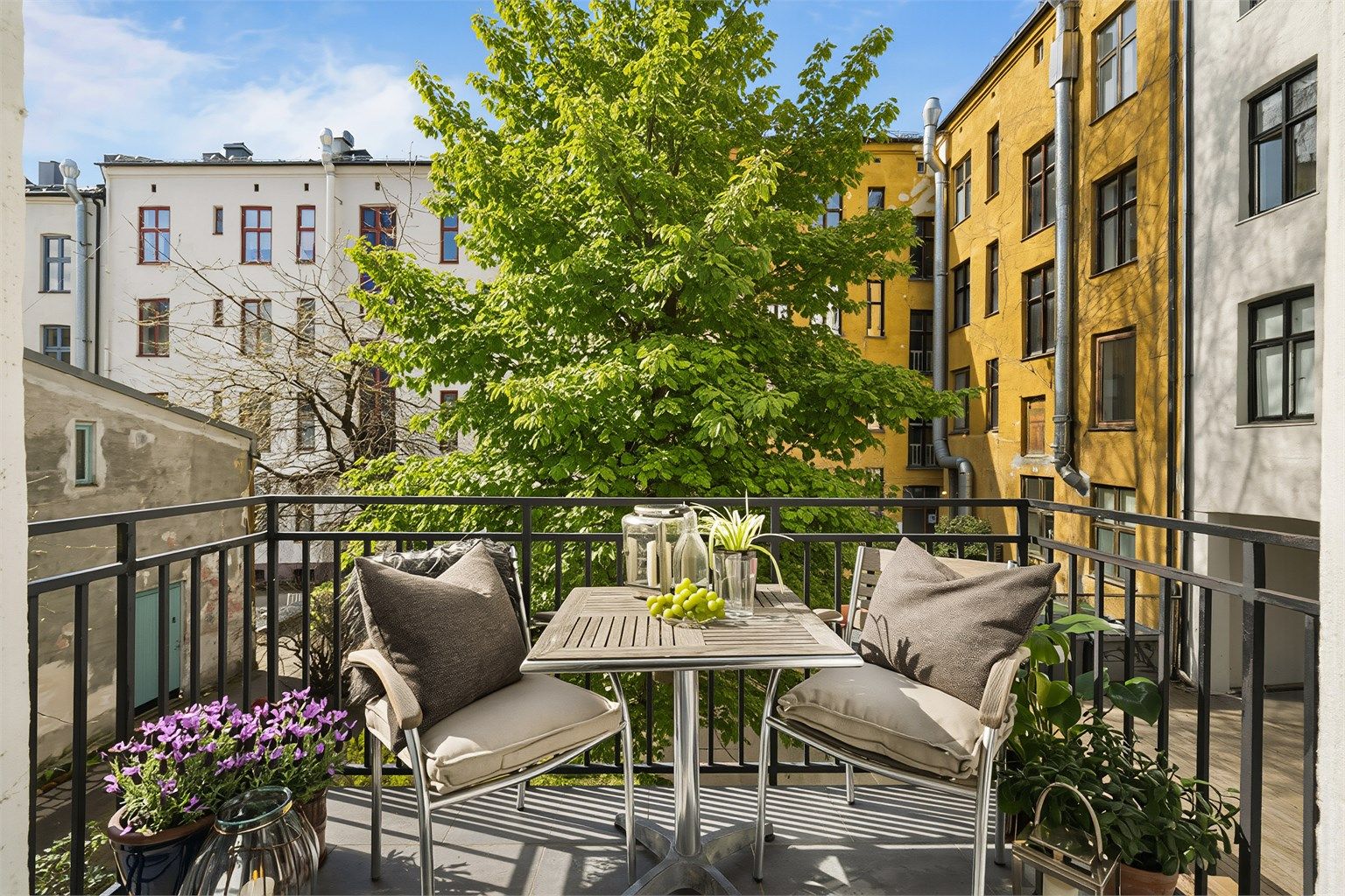 Velkommen til Bjerkelundgata 6B, presentert av Marius Iversen v. Eienodmsmegler Krogsveen. Foto: Bjørnar v. Isnitt - Sommersteming generert av AI.