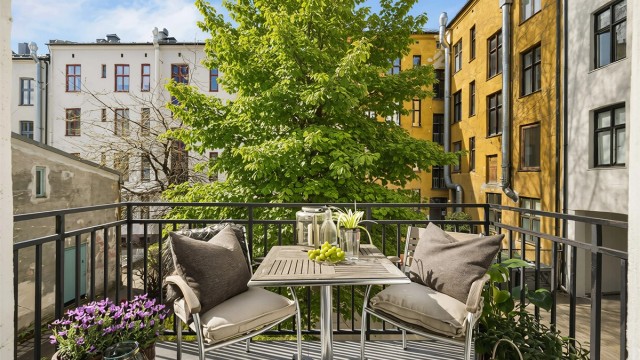 Velkommen til Bjerkelundgata 6B, presentert av Marius Iversen v. Eienodmsmegler Krogsveen. Foto: Bjørnar v. Isnitt - Sommersteming generert av AI.