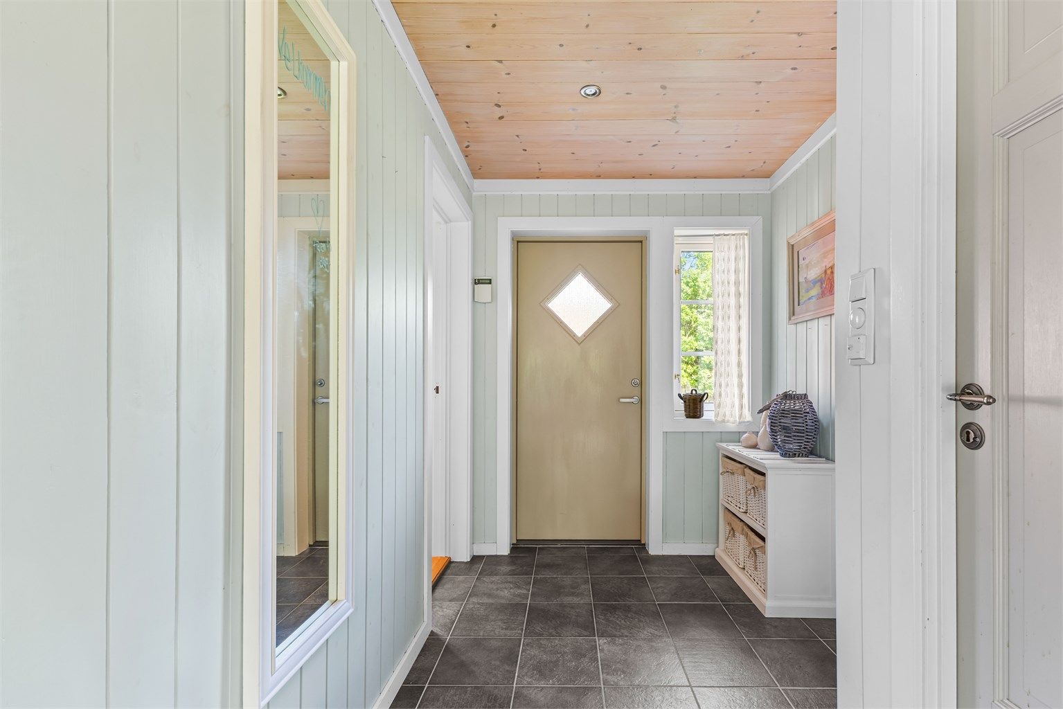 Gang/entre ønsker velkommen med flislagt gulv og behagelig gulvvarme.