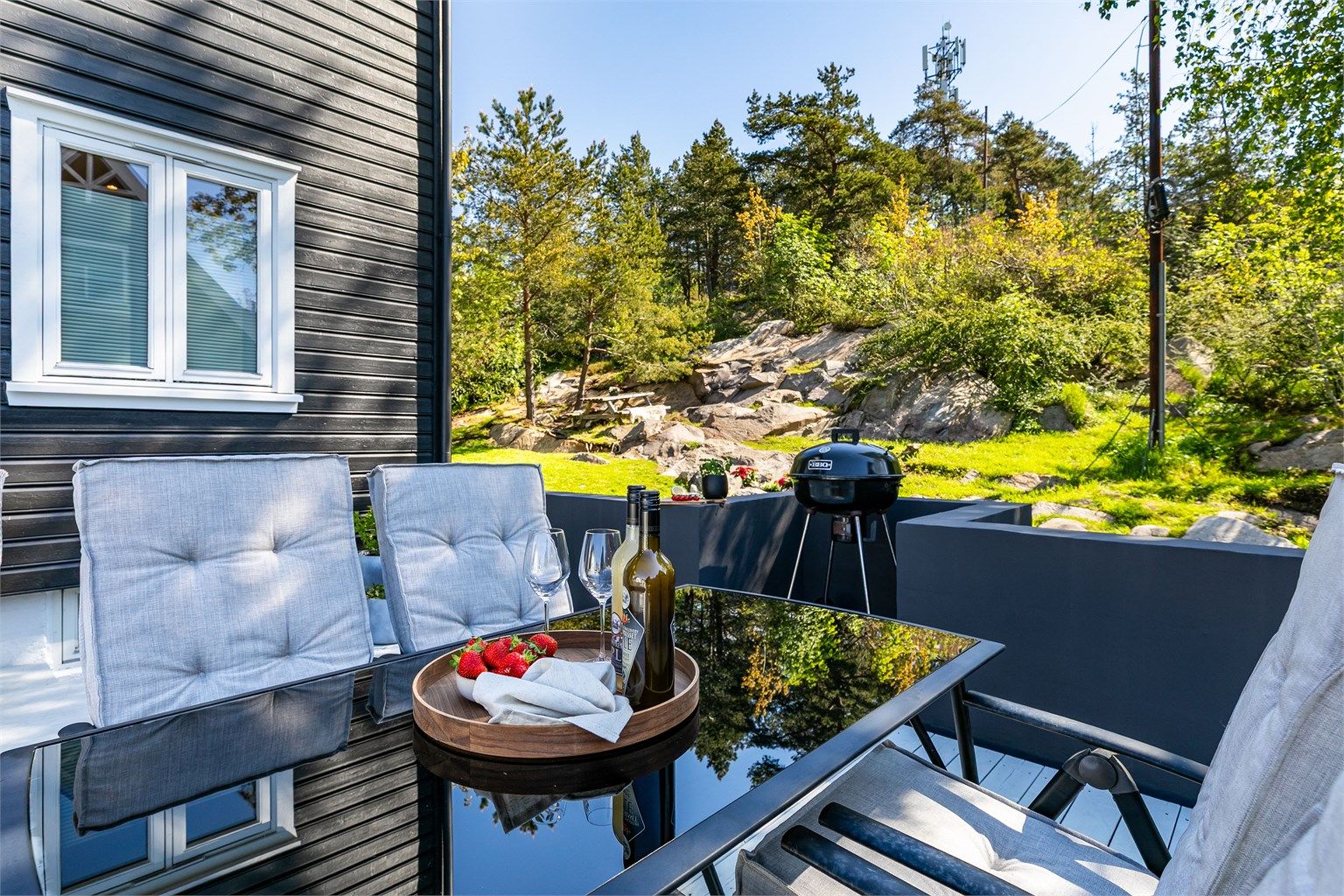 Eiendommen oppleves som oppriktig tilbaketrukken. I øst er det ingen nærstående bebyggelse - kun grøntareal med naturlig terreng.