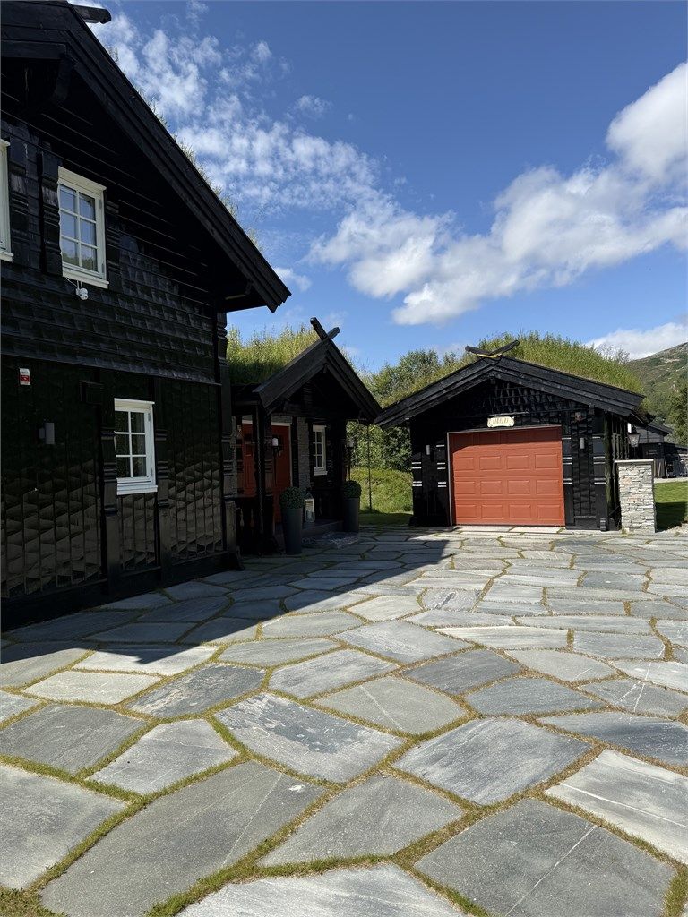 Flott skiferbelagt gårdsplass