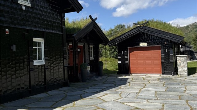 Flott skiferbelagt gårdsplass