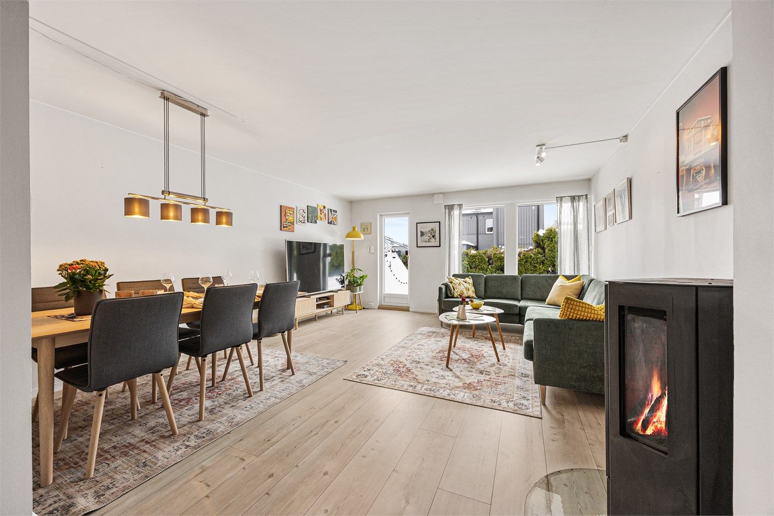 En peisovn fra 2013 gir god varme og en hyggelig atmosfære i rommet.