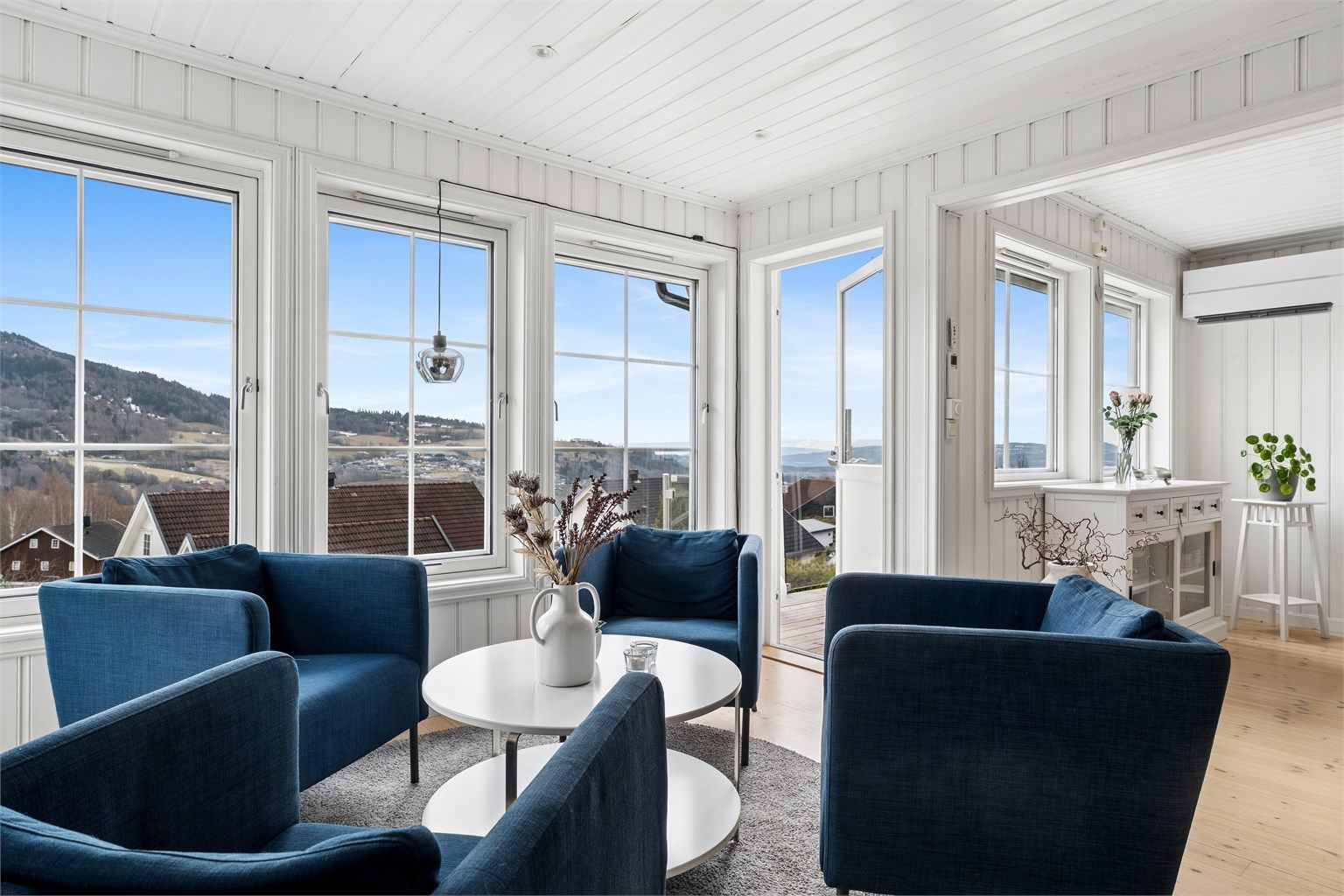 Romslig og lys stue med utgang til balkong og delvis innglasset vinterhage.