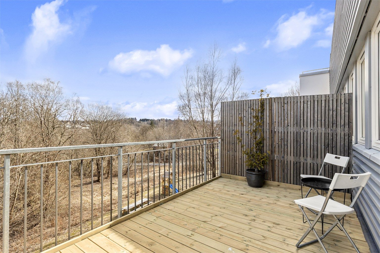 Stor balkong på ca. 11 kvm med god plass til utemøbler, det ble lagt nye terrassebord i 2026