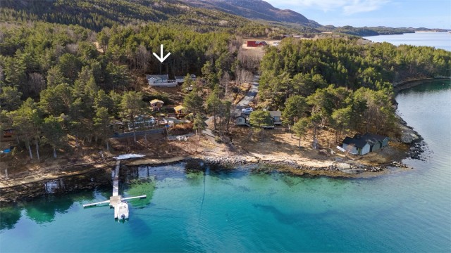 Saip Harmankaya presenterer Jektvikveien 21! Lun og koselig hytte med rolig, sjønær beliggenhet i et koselig hyttefelt!