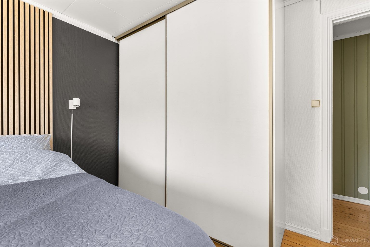 Skyvedørsgarderobe gir effektiv utnyttelse av plassen på soverommet.