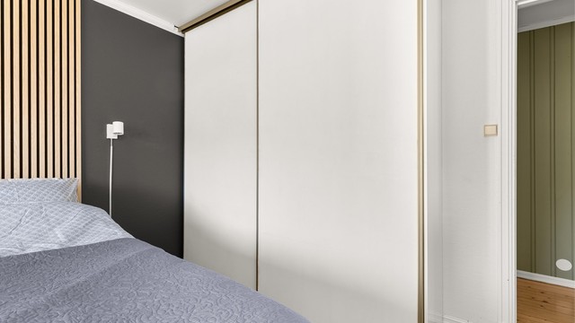 Skyvedørsgarderobe gir effektiv utnyttelse av plassen på soverommet.