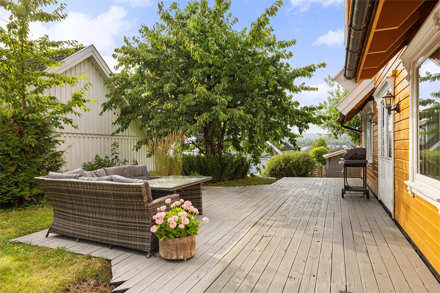 Fra stuen er det direkte utgang til en terrasse på ca. 43 m².
