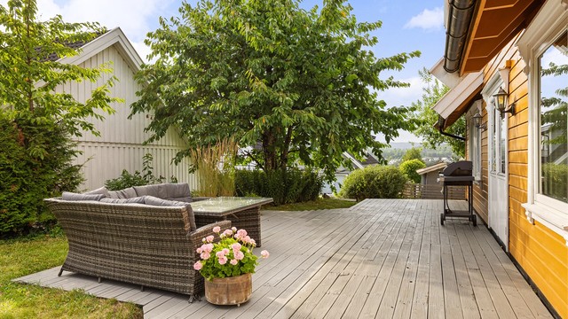 Fra stuen er det direkte utgang til en terrasse på ca. 43 m².