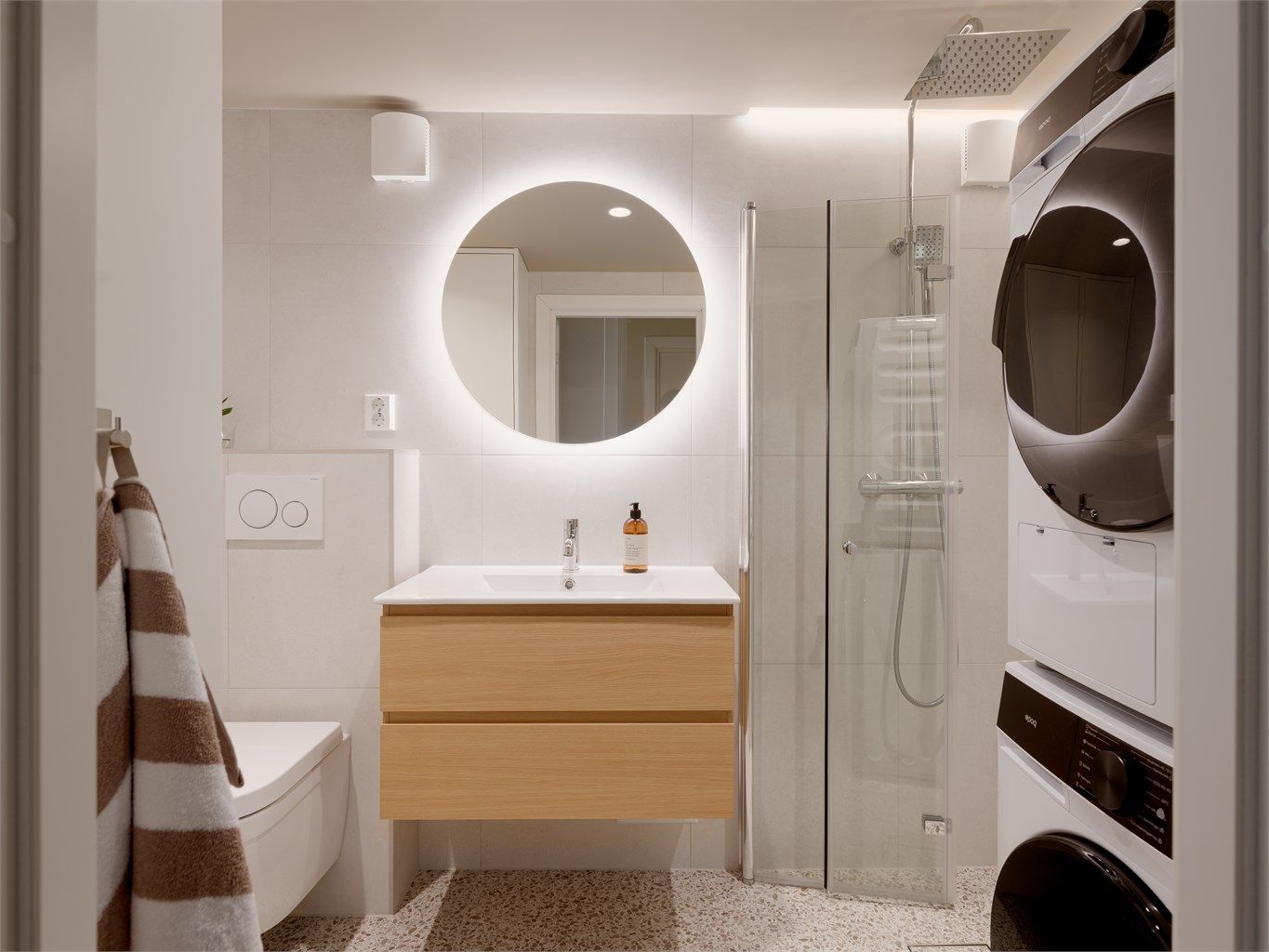 Et bad som spiller på lag med hverdagen: gode løsninger, deilig dusj og et uttrykk som holder pulsen nede. Hele badet ble bygget nytt i 2025, så her kan du bare flytte rett inn i hverdagsluksusen.